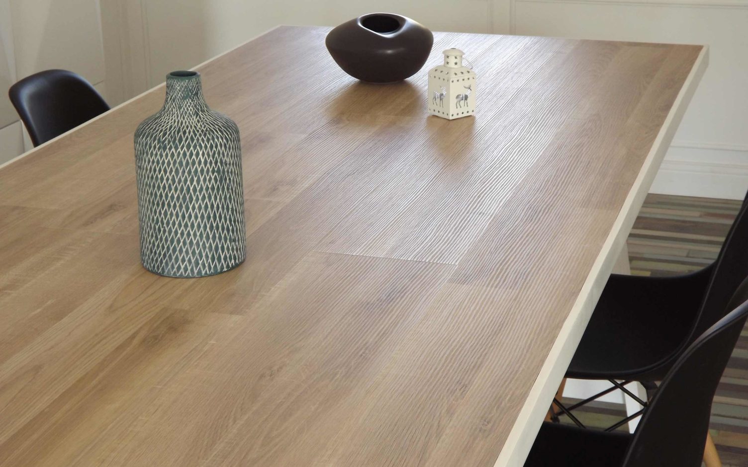 Table de salle à manger en bois avec du parquet stratifié imitation bois et peint en blanc réalisée par By Mehlie