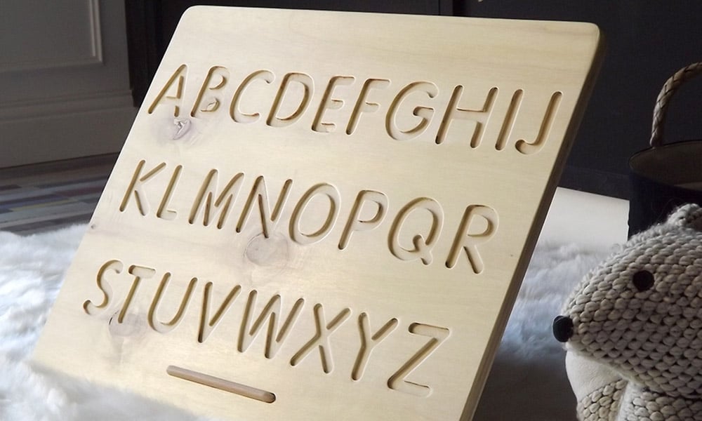 Jeu alphabet avec la face majuscule et son crayon en bois