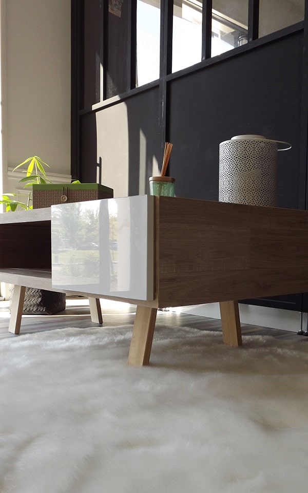 Table basse avec un tiroir blanc laqué et un entourage bois en stratifié et déco