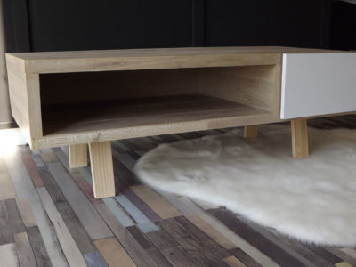 Table basse avec un tiroir blanc laqué et un entourage bois en stratifié