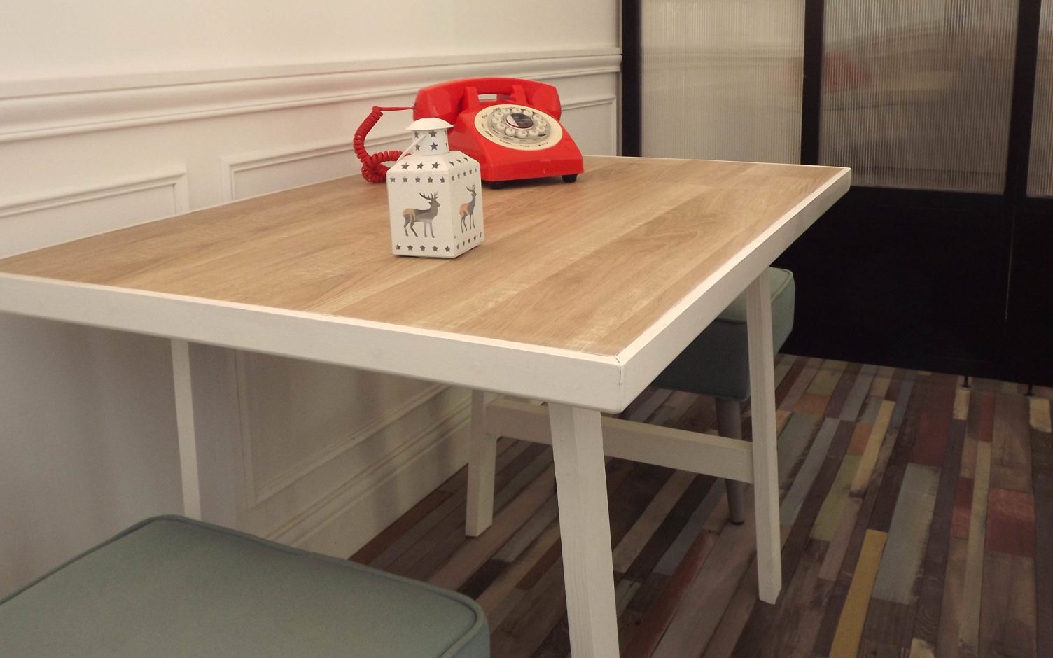 Table enfant en bois avec une peinture blanche et un parquet stratifié réalisée par By Mehlie