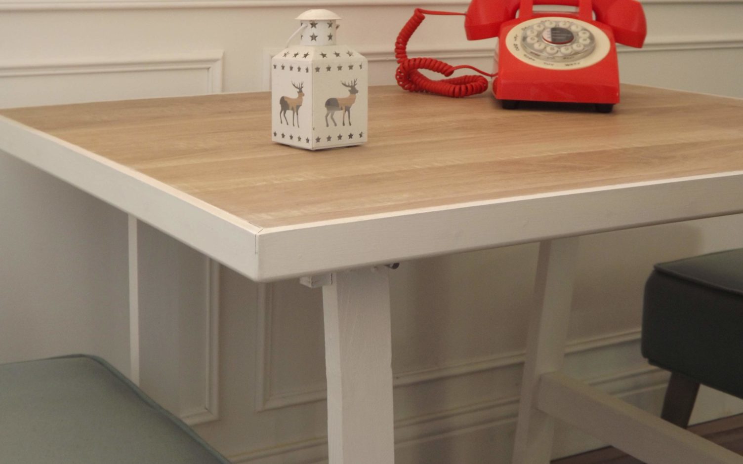 Table enfant en bois avec une peinture blanche et un parquet stratifié réalisée par By Mehlie