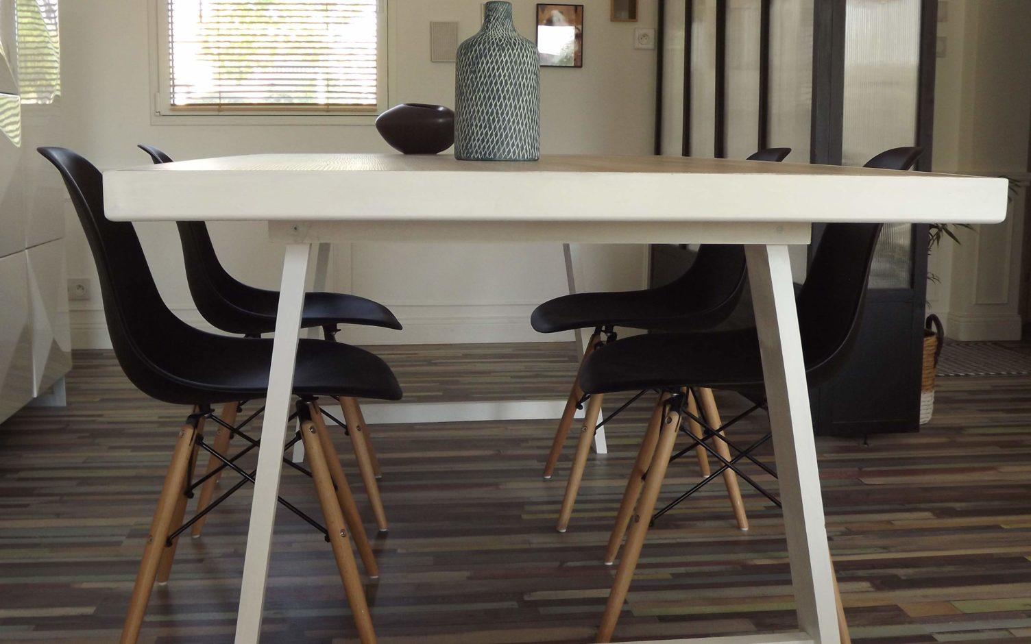 Table de salle à manger en bois avec du parquet stratifié imitation bois et peint en blanc réalisée par By Mehlie