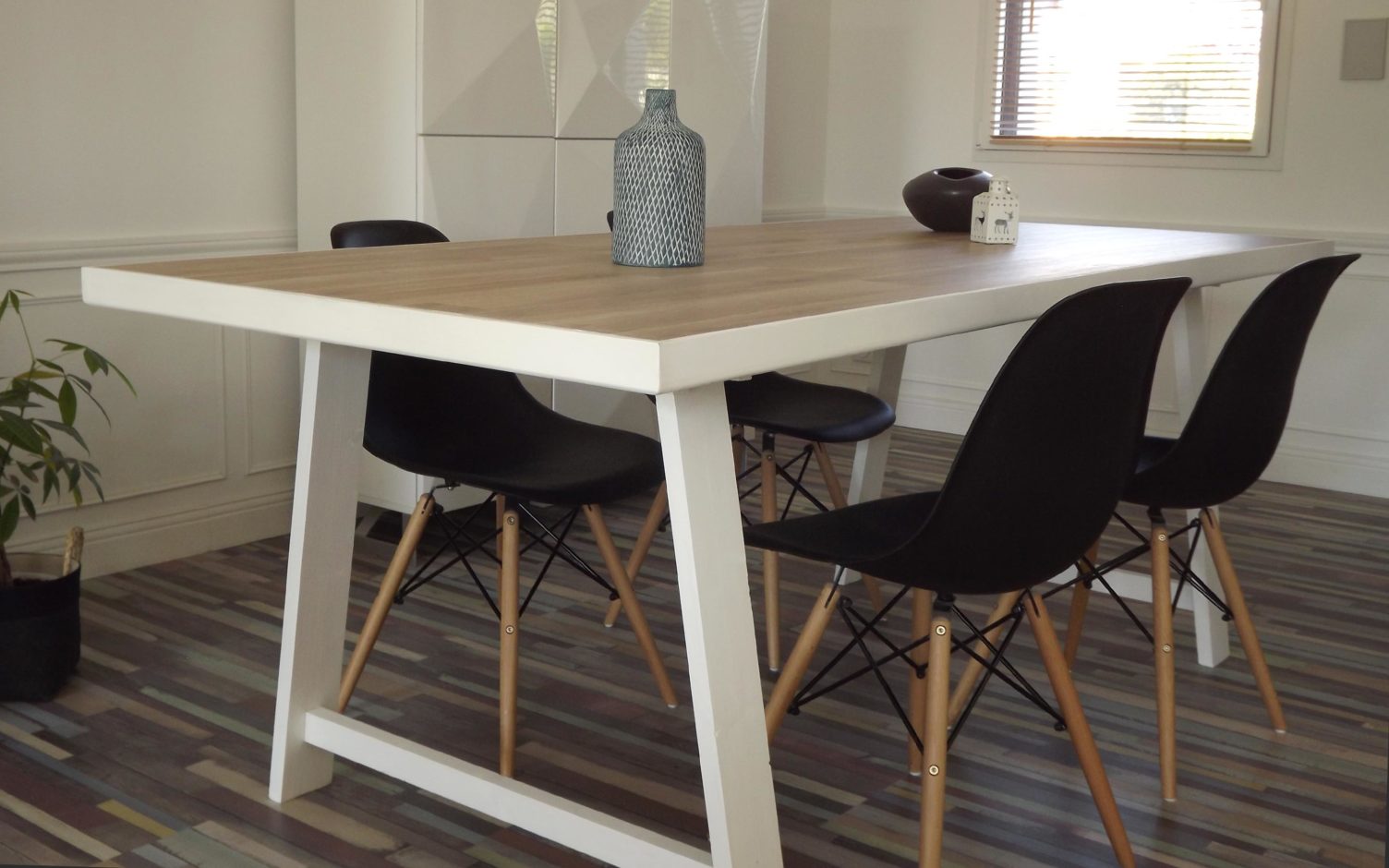 Table de salle à manger en bois avec du parquet stratifié imitation bois et peint en blanc réalisée par By Mehlie