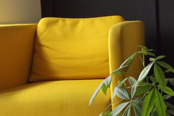 Fauteuil de couleur jaune