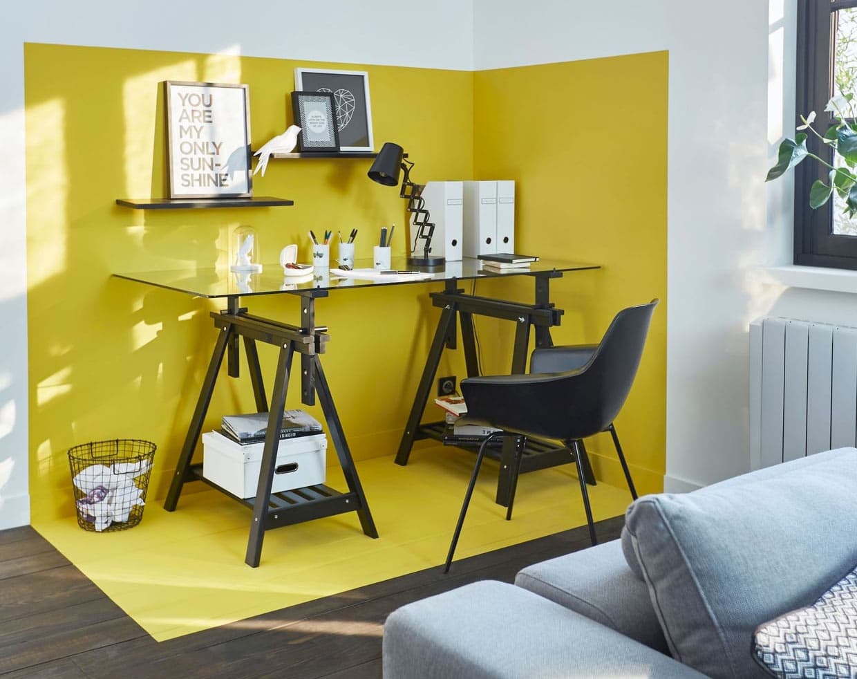 Bureau avec mur peint de couleur jaune ©castorama