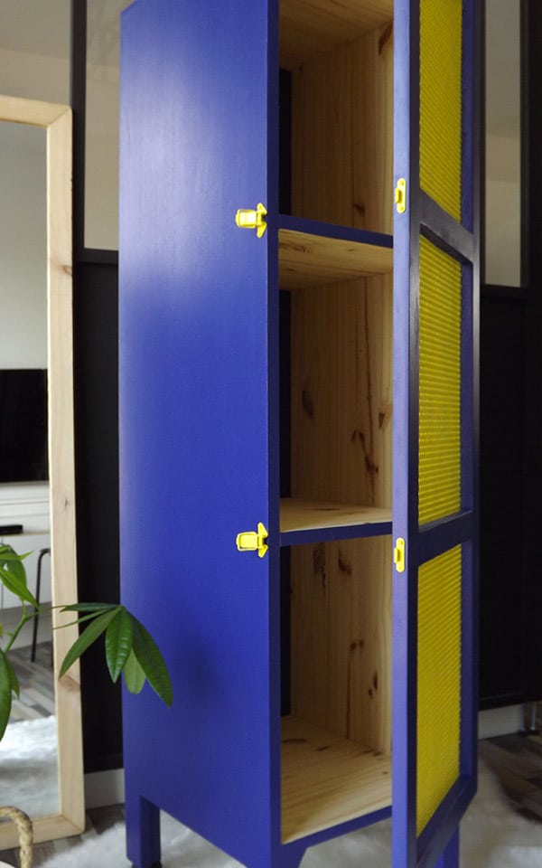 Attache meuble bleu et grillage avec peinture jaune