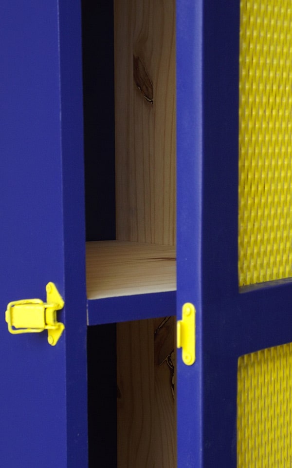 Attache meuble bleu et grillage avec peinture jaune