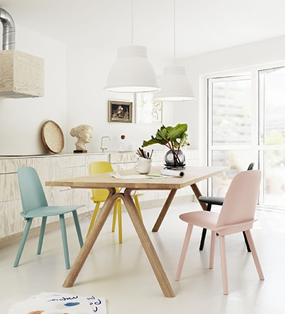 Un intérieur à la décoration scandinave avec des couleurs pastel.