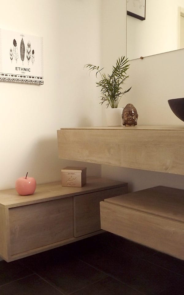 Meubles de salle de bain avec vasque et sa décoration