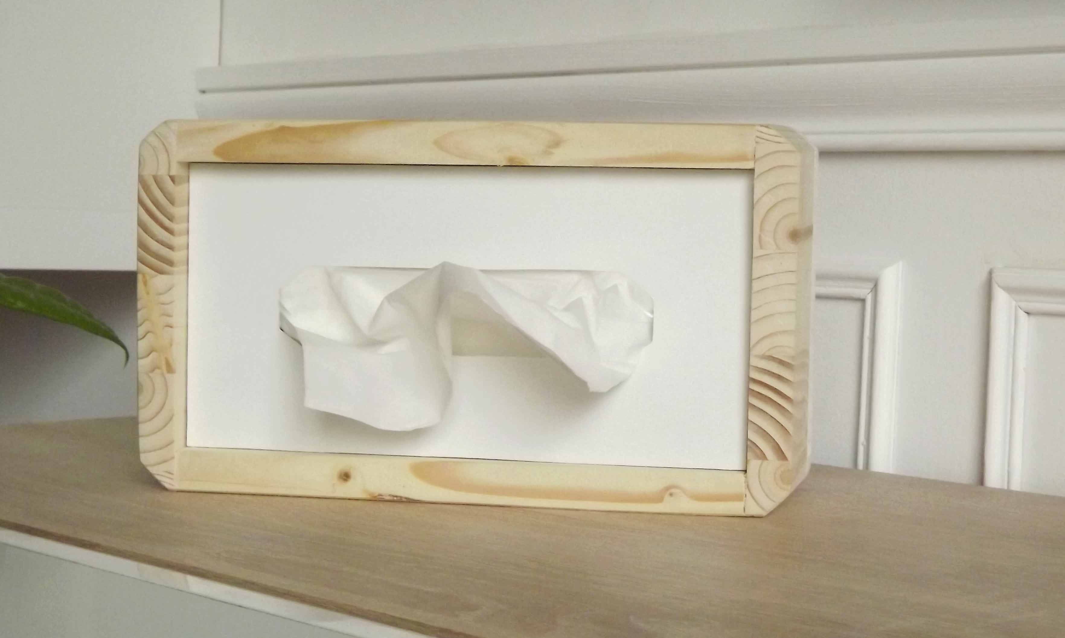 Boîte à mouchoirs fabriquée en bois de sapin avec son liseré blanc
