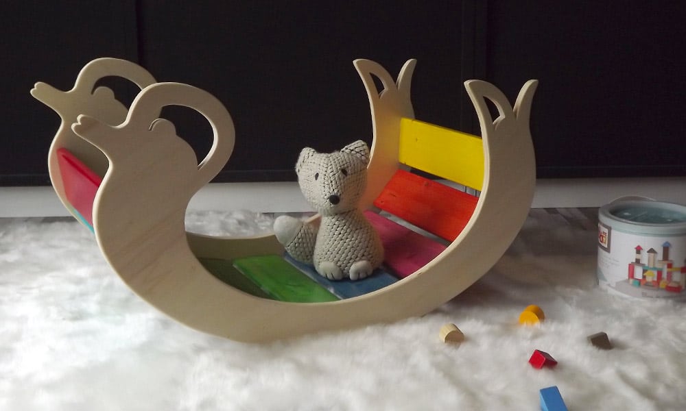 Animal a bascule, un jouet pour les enfants. Ils vont s'amuser à se basculer, grimper ou encore ramper.