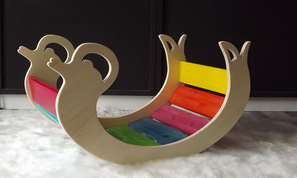 Jeu en bois pour les enfants. Un animal a bascule qui va lui permettre de se basculer, ramper et grimper.