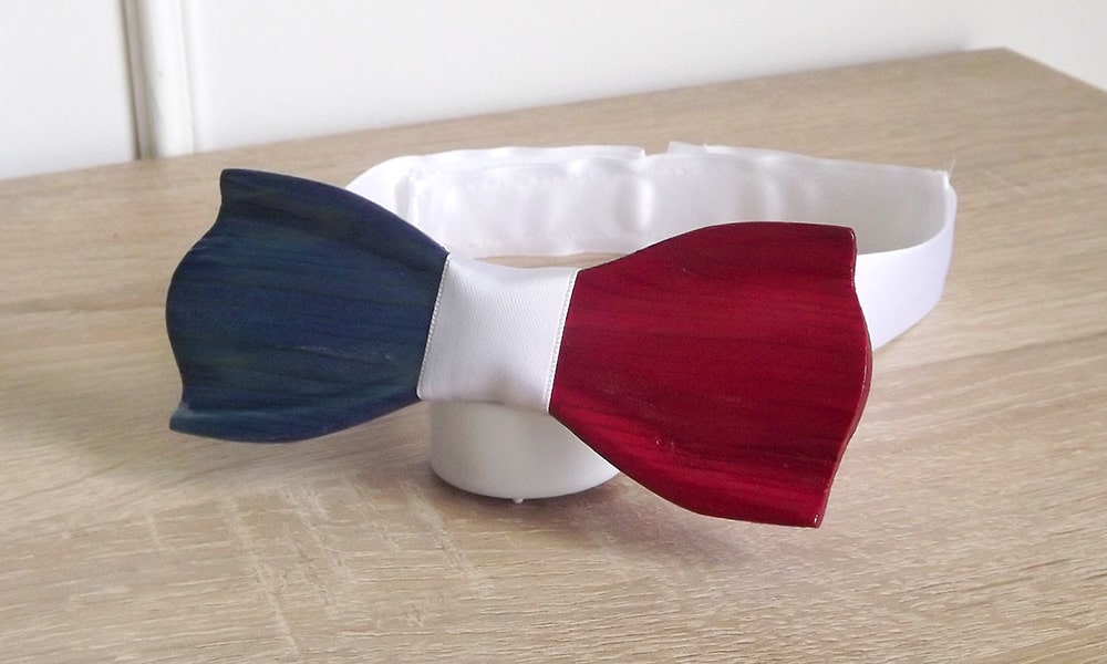 Le noeud papillon bois Al dente tricolore aux couleurs du drapeau français : bleu, blanc, rouge avec son attache en tissu de soie et adaptable à toutes les morphologies