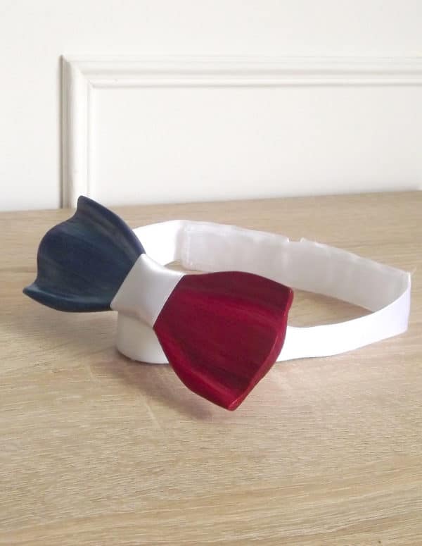 Le noeud papillon bois Al dente tricolore aux couleurs du drapeau français : bleu, blanc, rouge avec son attache en tissu de soie et adaptable à toutes les morphologies