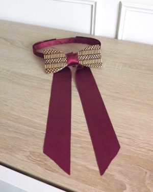 Le noeud papillon bois ethnique pour les femmes avec son ruban satin bordeaux