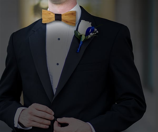 Lors d'un mariage, homme portant un costume avec noeud papillon bois homme